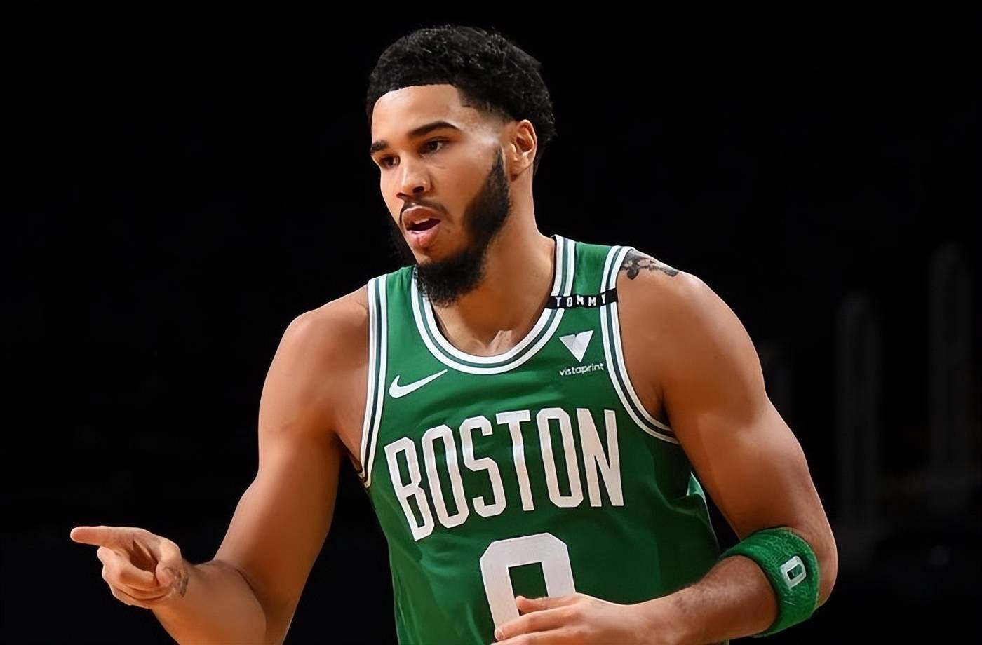 开云体育-塔图姆重返赛场，出色防守首场状态出色，DWG观众沸腾！