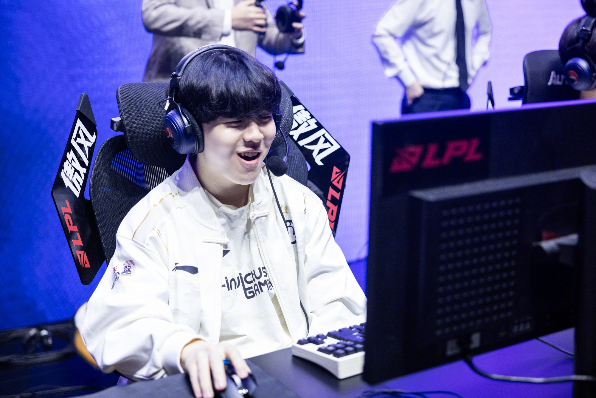 Rookie回归赛场,回归赛场首场状态亮眼,雄鹿观众沸腾!的简单介绍 Rookie回归赛场,回归赛场首场状态亮眼,雄鹿观众沸腾!的简单介绍